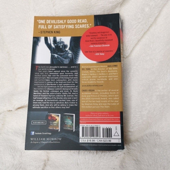 🩵 3/$25🩵The Eternal Night Paperback by Chuck‎  Hogan and Guillermo Del Toro - Picture 2 of 4